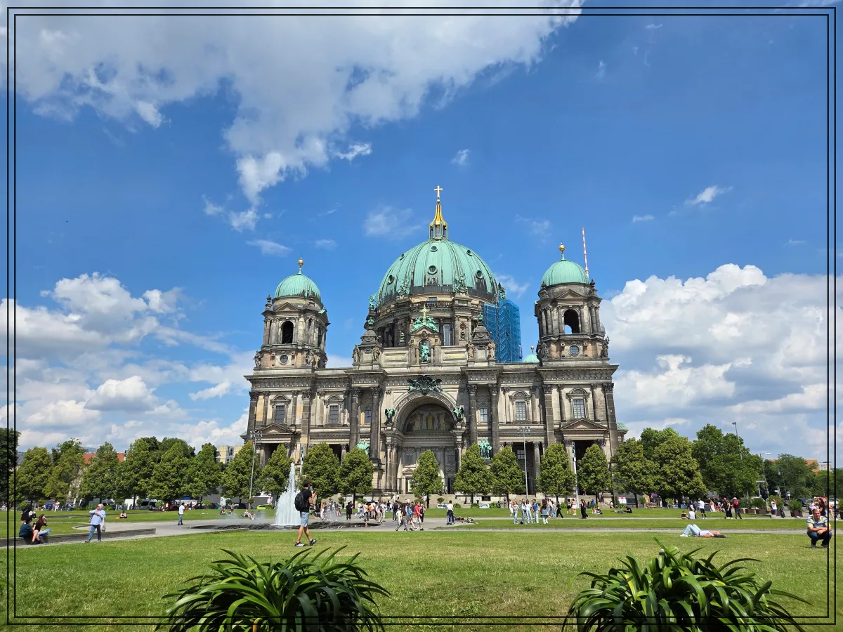 푸른-하늘-아래-돔형-지붕이-인상적인-독일-베를린대성당-앞-광장에서-사람들이-휴식-중인-풍경