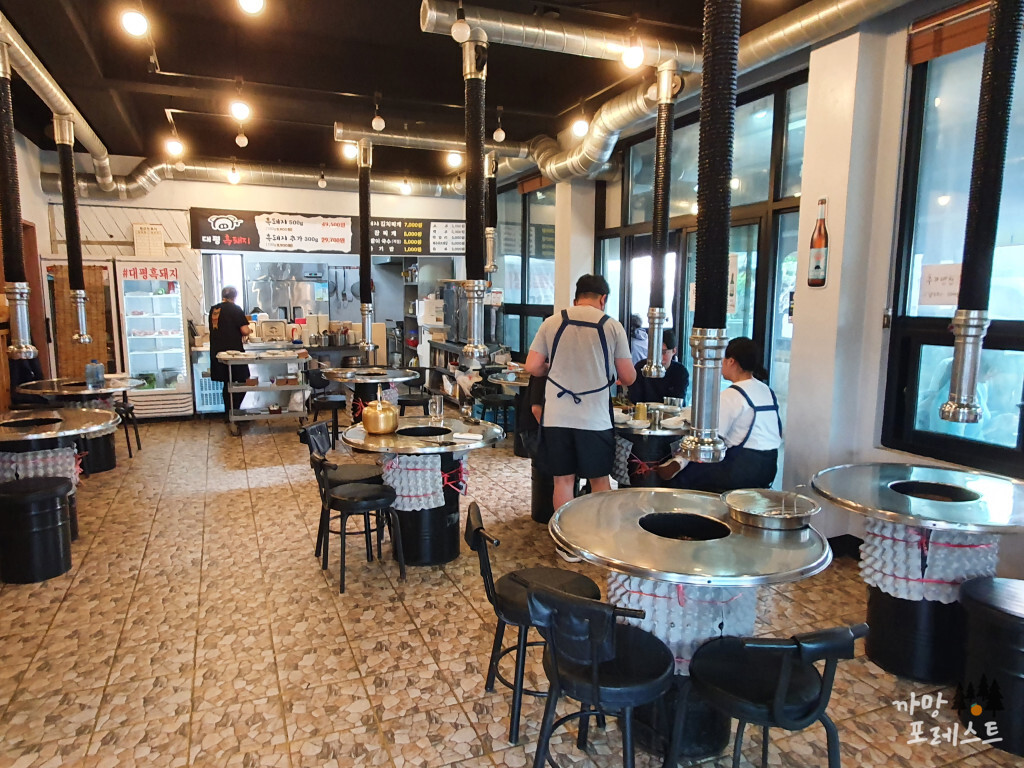 대평 흑돼지 매장 내부