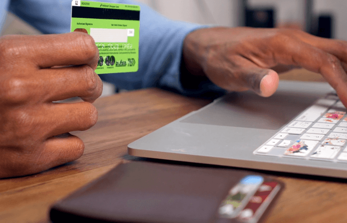 신용카드-사용하는-남자