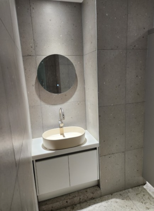 청결한 화장실 세면대