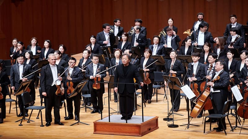 <img src="korean-vocal-music.jpg" alt="한국 가곡을 부르는 성악가와 클래식 음악 공연">