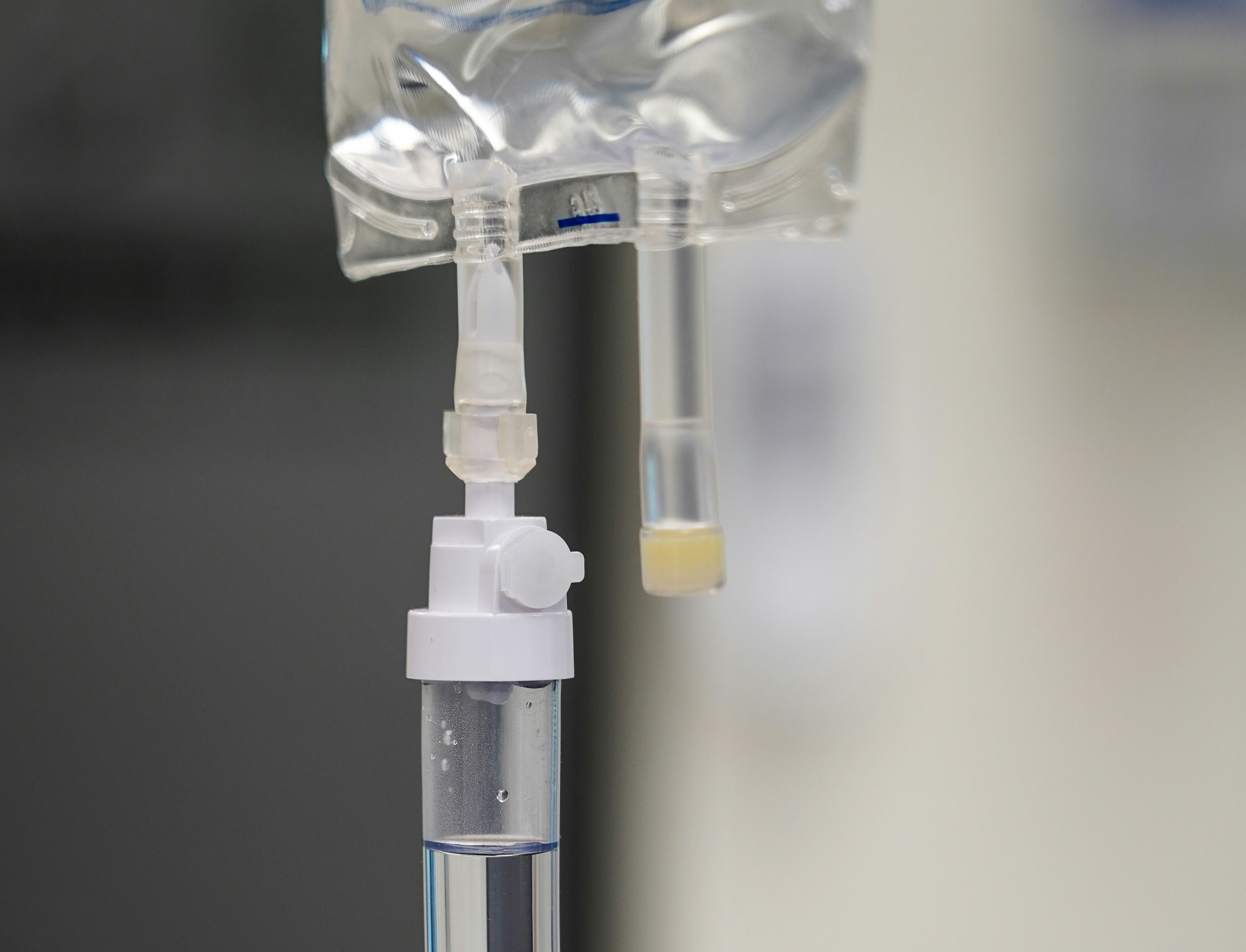 수액백과 수액줄이 연결되어 있는 모습