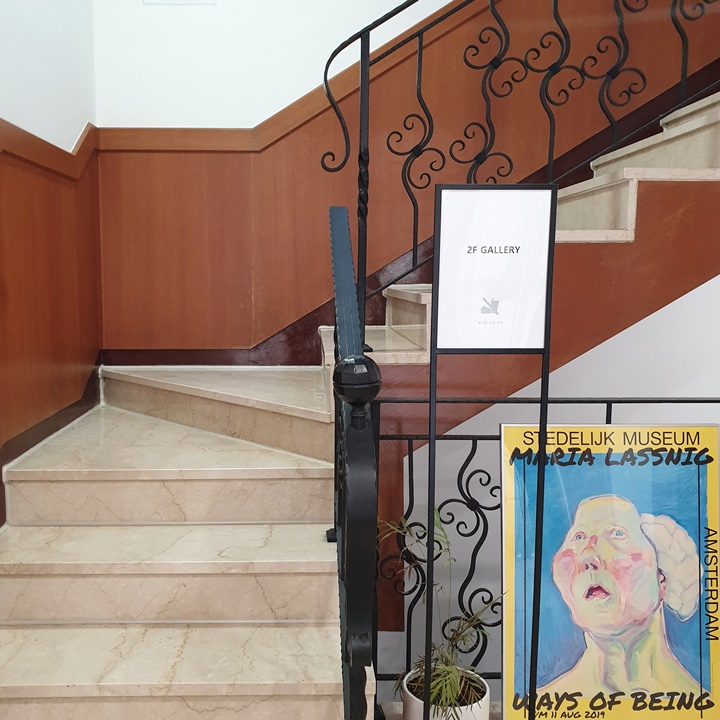 은곡마을-세곡동에-있는-한옥-갤러리카페-에이치오름-2층-갤러리로-향하는-계단과-사인이-보인다-A-stair-to-gallery-in-the-second-floor