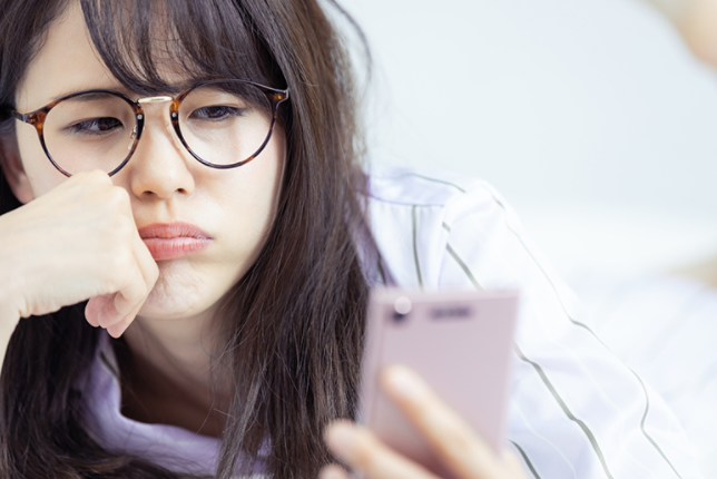 무언가를 고민중인 여성