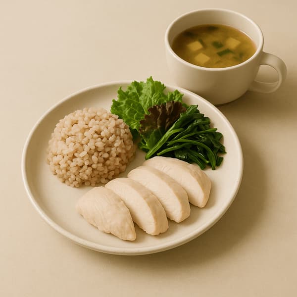 점심 식단은 닭가슴살, 잡곡밥, 쌈채소, 된장국