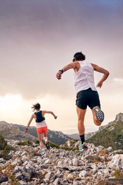 거친-벌판을-앞뒤로-달리는-두사람-쫓기는-장면