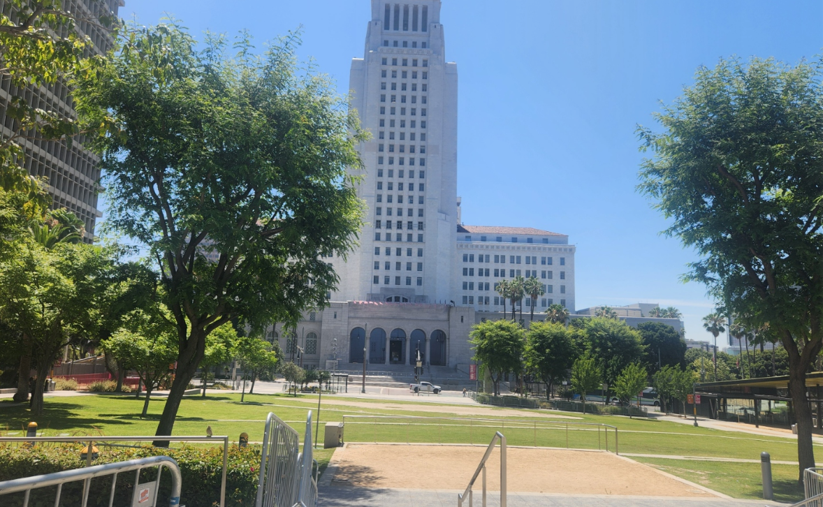 City Hall 전경과 잔디밭 이미지