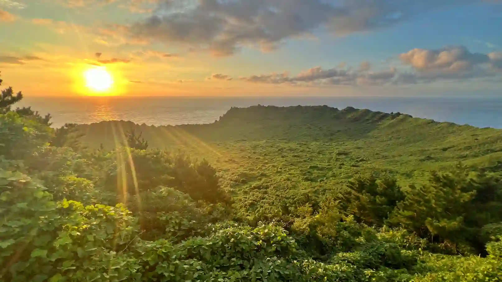 성산일출봉에서 촬영했는 일출 사진 입니다.