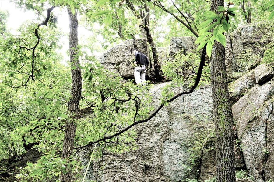 병풍 절벽 바위에 로프 ㅏㅂ고 올라 간 클라이머 1, 남성, 검은 상의, 휜바지,