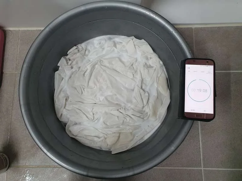 세척액에-셔츠-넣고-20분-대기-후-울샴푸를-넣어-헹구는-사진