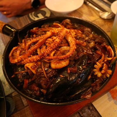 연화반점 돌판짜장면. 낙지가 한마리 통으로 올라가 있다.