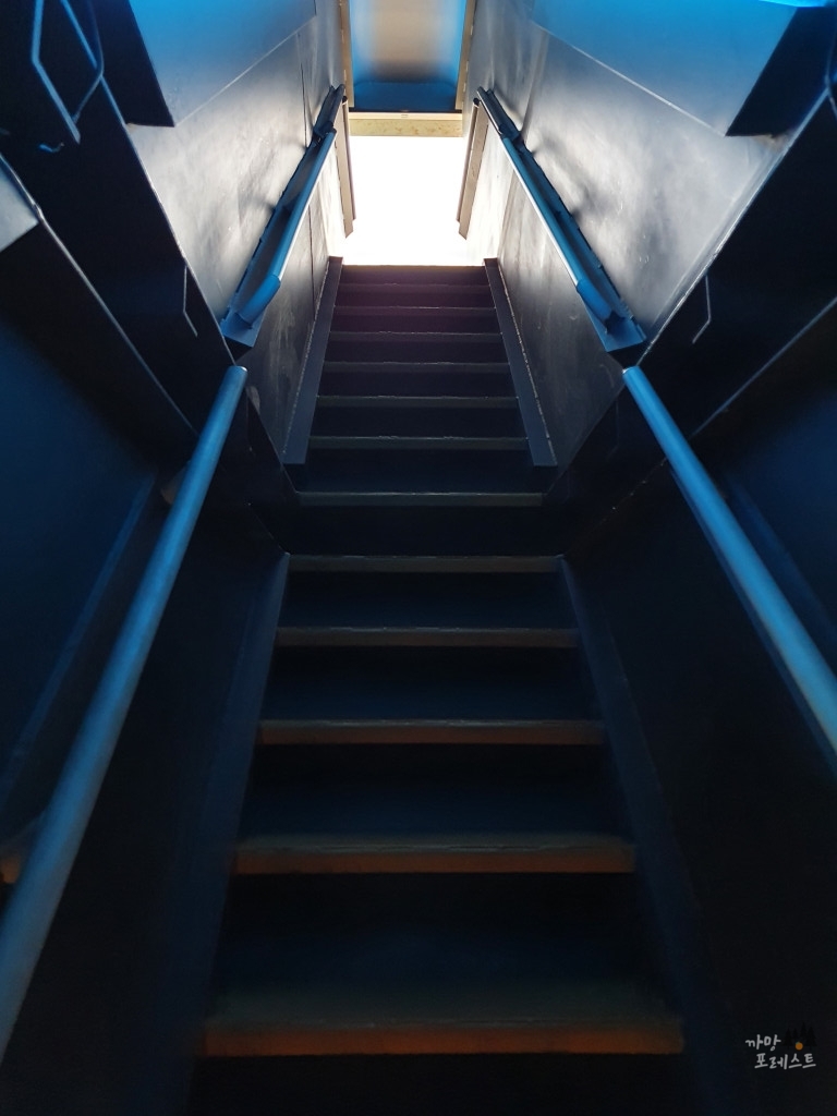 카페더씨 잠수함 계단