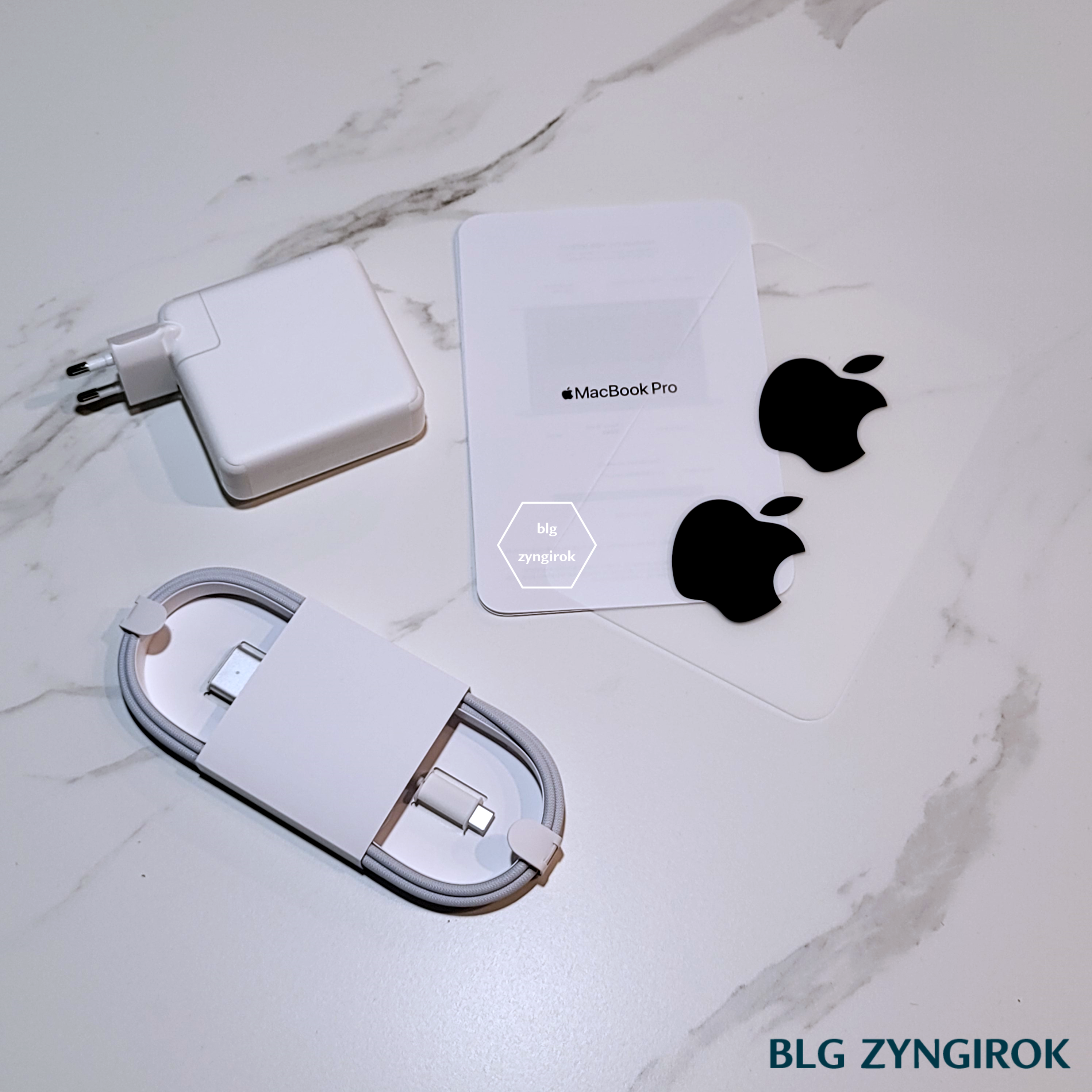 맥북-구성품-충전기-케이블-메뉴얼-스티커