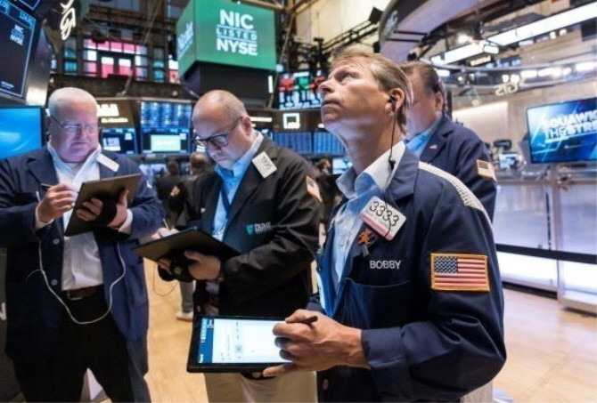 증권거래소 트레이더 이미지