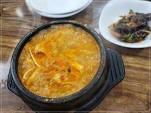 시장에서 식사 중인 사람들