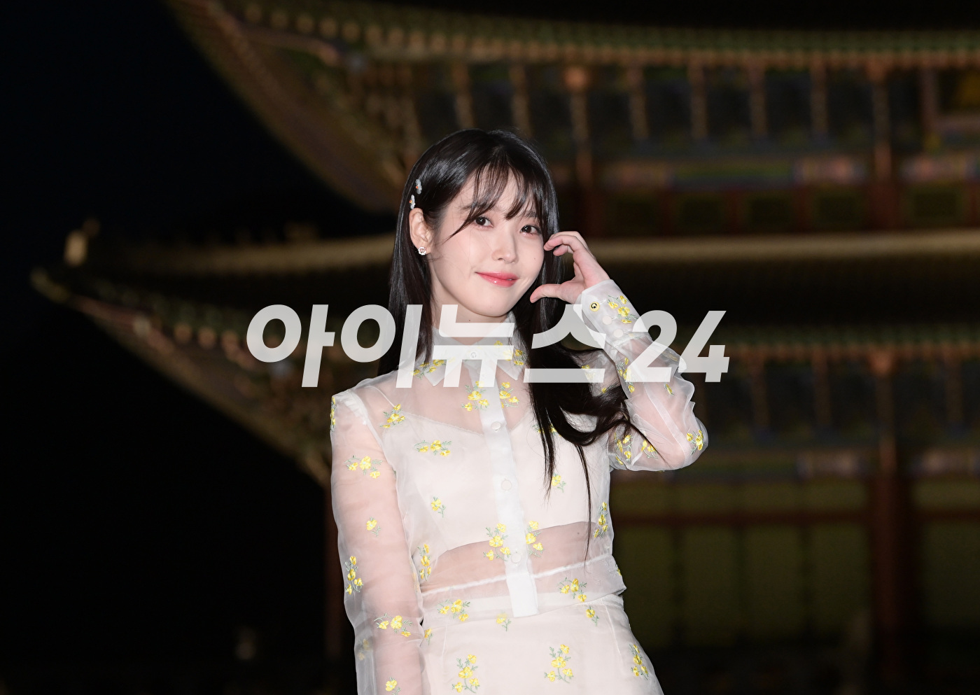 &#39;눈부신 미모의 기부천사&#39;&lt;/b&gt; 가수 겸 배우 아이유가 16일 오후 서울 경복궁에서 진행된 구찌(Gucci) 2024 크루즈 패션쇼에 참석하고 있다. [사진=정소희 기자]
