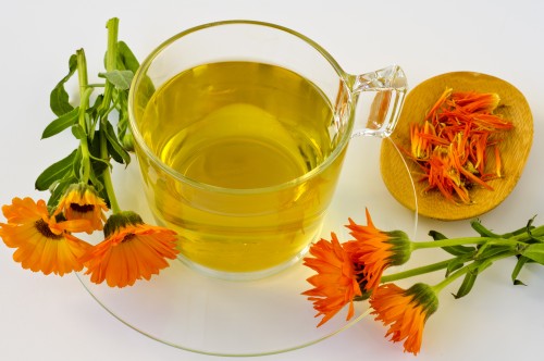 메리골드로 우려진 꽃차