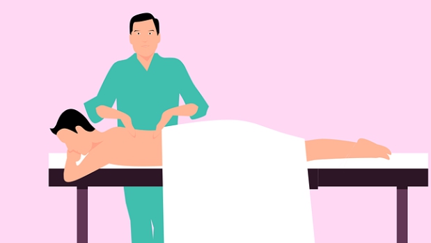 좌골신경통을 치료하기 위한 물리치료 이미지로, 안마사가 환자를 대상으로 허리 부위에 물리치료를 진행하고 있습니다.