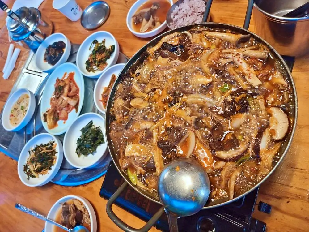 식객 허영만 백반기행 162회 신성우 편 능이 개암 싸리 자연산 버섯 전골, 달걀 풀어 부친 고소한 버섯전 소요산 등산코스 초입 노포 맛집 소개
