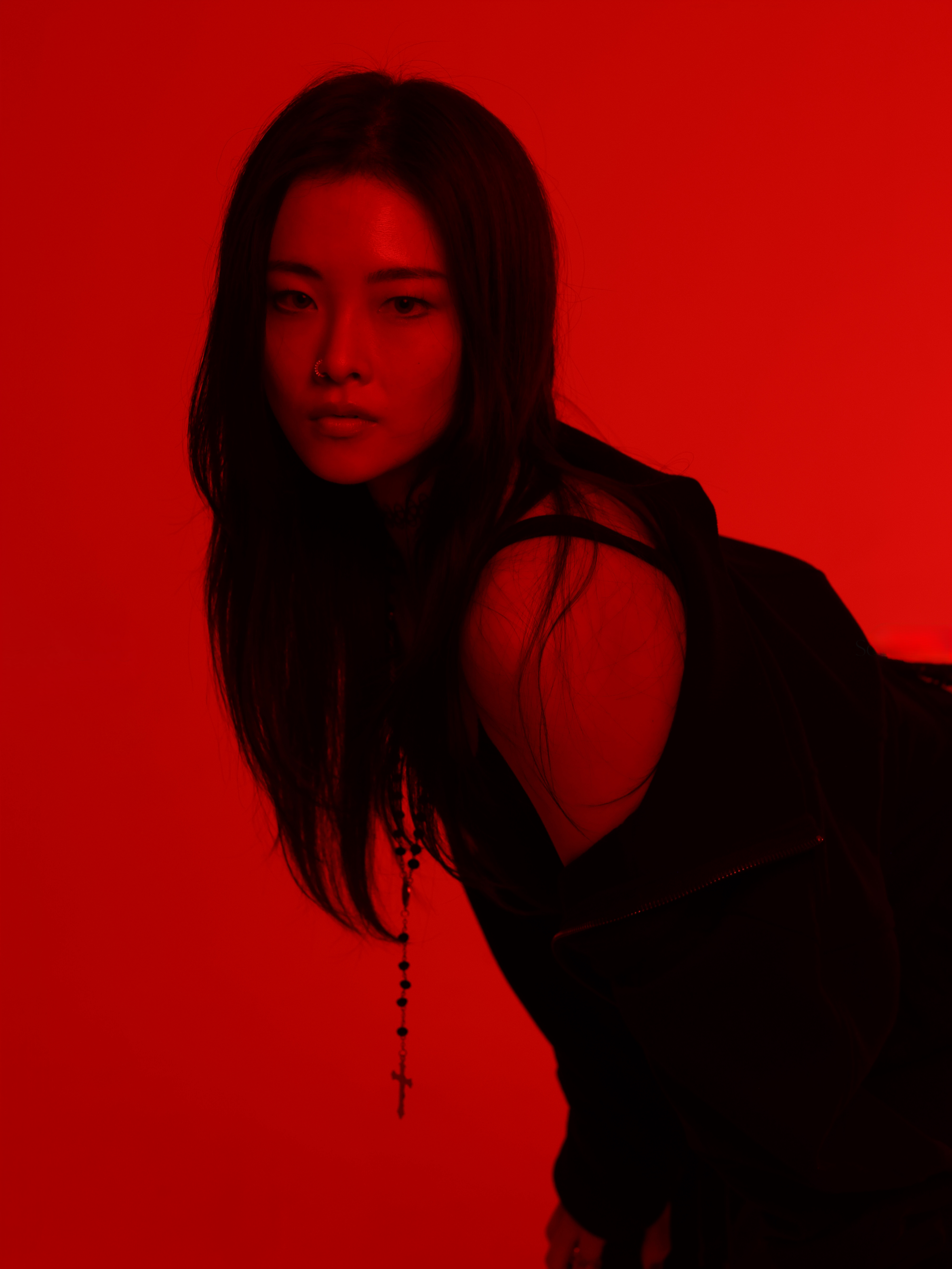 천안 프로필사진 순백스튜디오 — 레드 조명으로 담은 인플루언서 프로필 3
