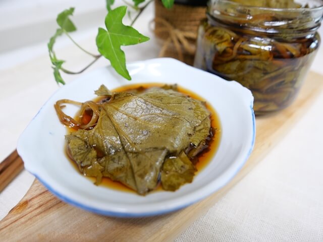 머위장아찌 완성 접시에 담은 모습