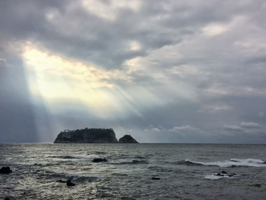 서귀포 범섬 위로 내리는 빛내림 무료 이미지