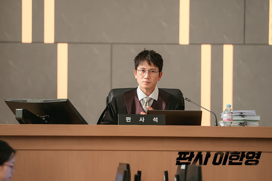 드라마 &#39;판사 이한영&#39;의 현장 포스터 4 입니다.