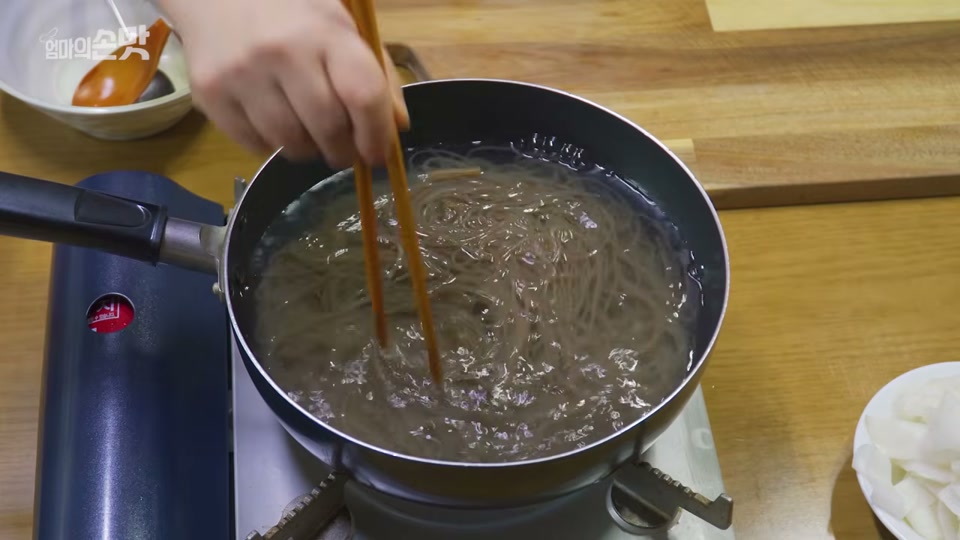 끓는 물에 냉면을 삶는 장면