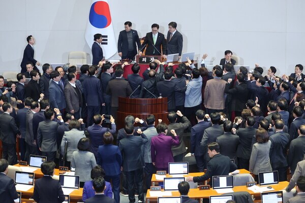[속보] 한덕수 총리 탄핵 위기? 국민의힘 항의 속 진행된 표결 결과 공개!