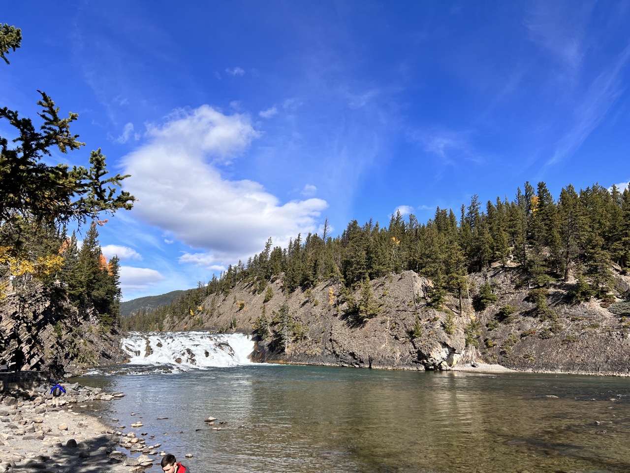 보우 폭포. 영화 촬영지로도 유명하다.