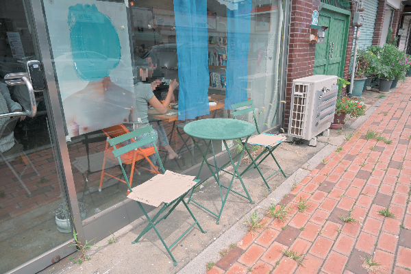 건물 앞에 놓여 있는 2인석 테이블