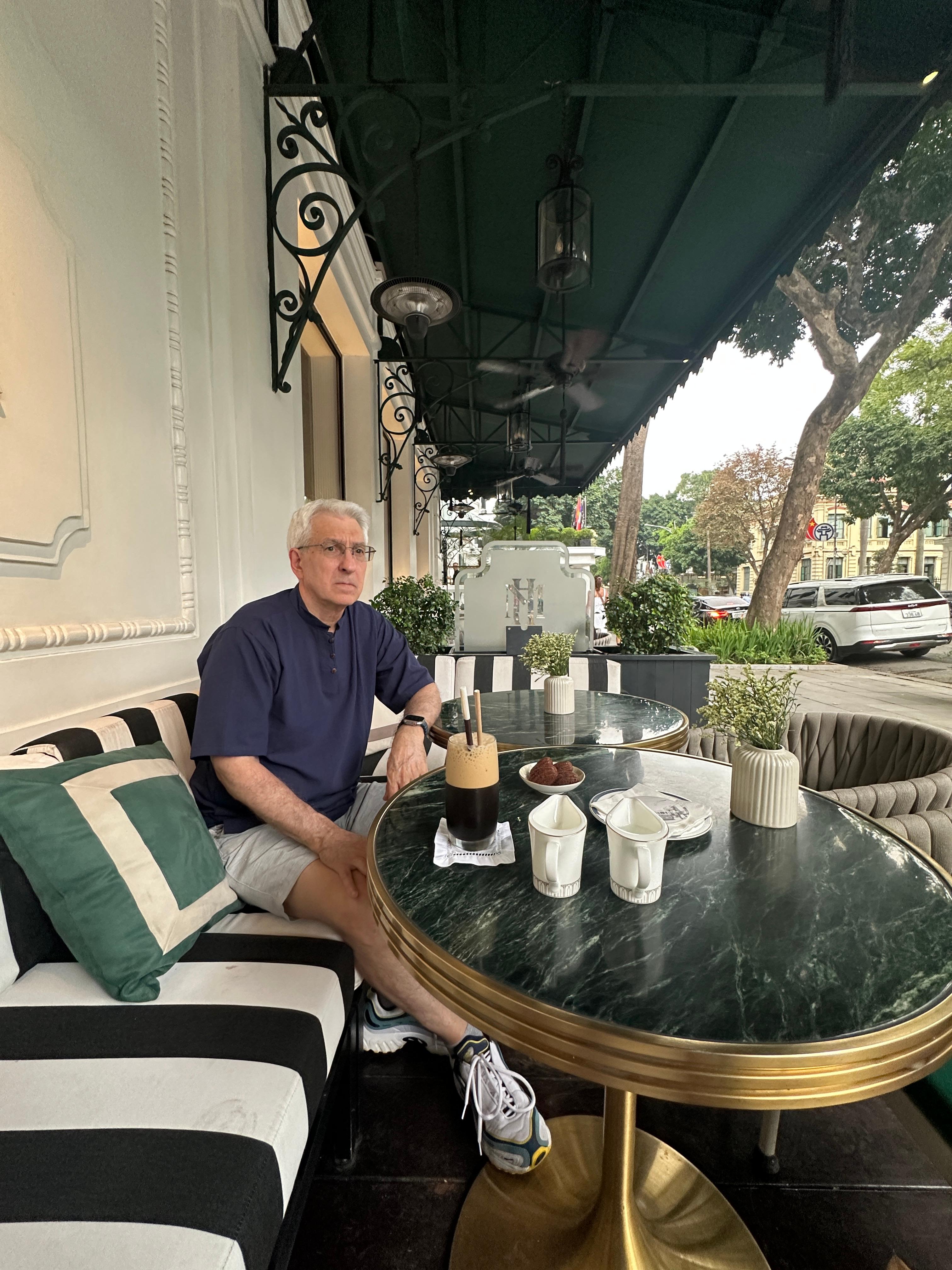 프렌치 쿼터 소피텔 메트로폴 호텔의 야외 카페에서 남편과 베트남 커피