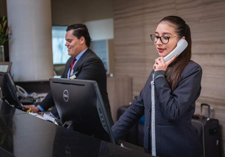 전화하는 서울 직장인