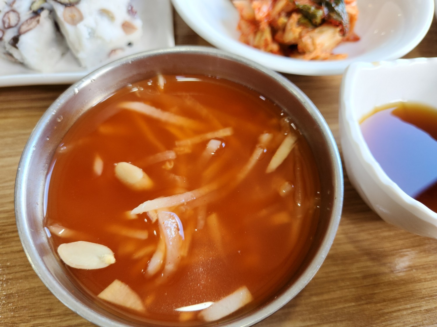 안동 식혜가 그릇에 담겨 있다