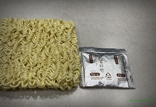 이마트24 i'm e의 민생라면(얼큰한 맛) 팔도 2022년 11월~2023년 2월 가루 스프