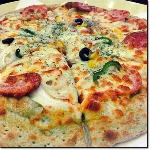 밀가루로 만든 피자