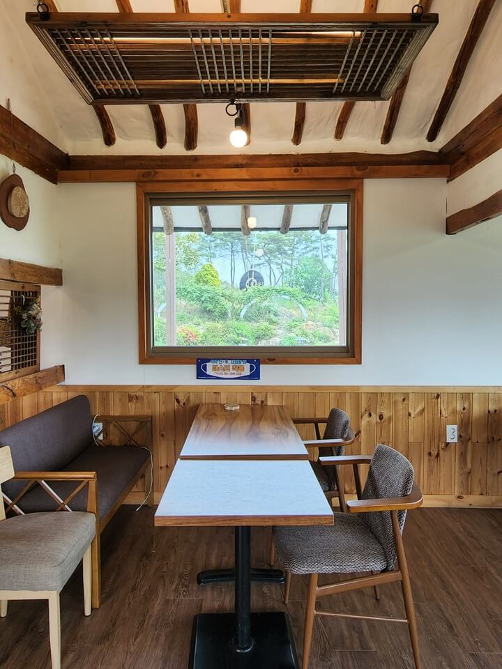 사각창이 보이는 자리