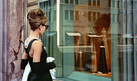 티파니에서 아침을 영화의 쇼윈도 장면 이미지