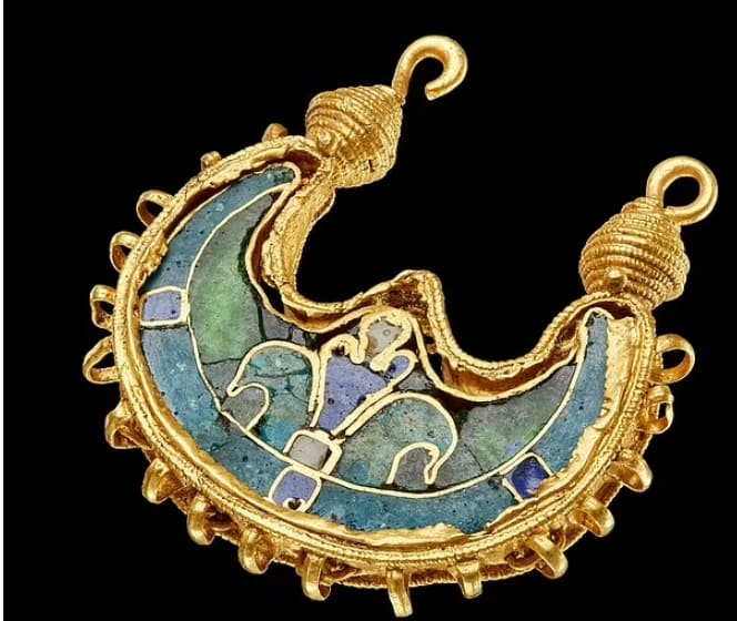 비잔틴 시대 희귀 황금 귀걸이 발견