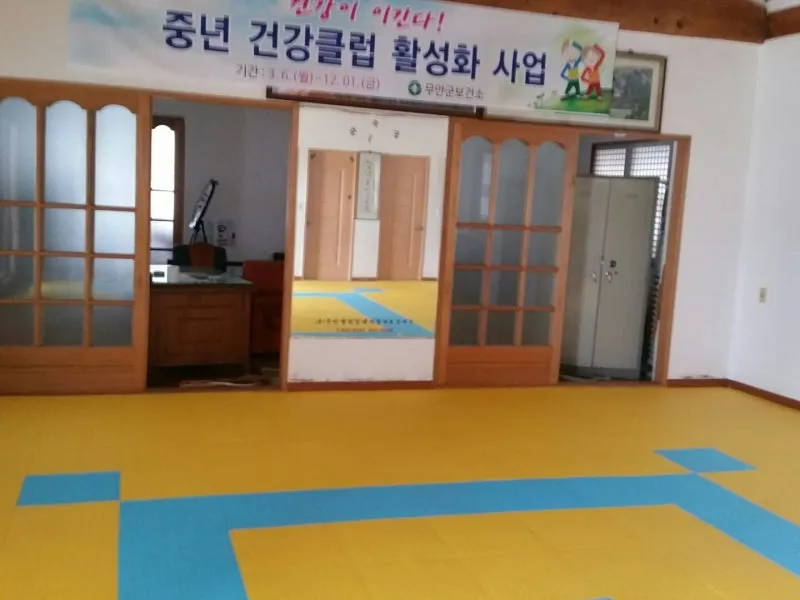 시니어 안전 매트 미끄럼방지 두께 설치 청소 유지관리 팁_3