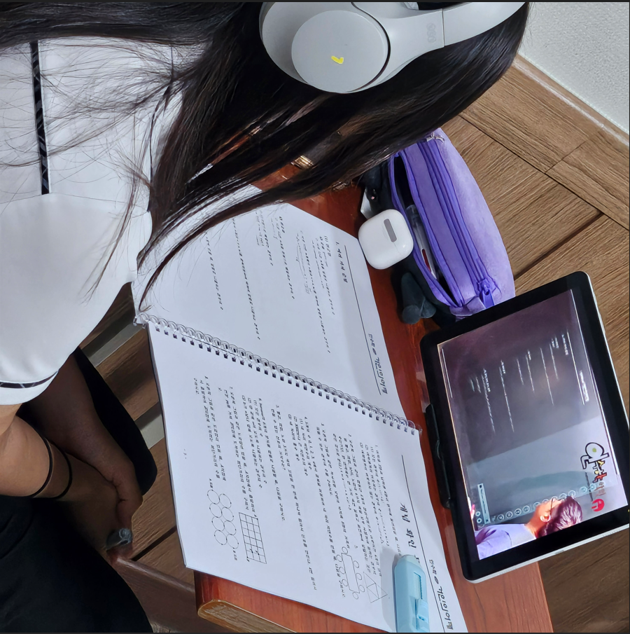 수학 강의를 보면서 공부하고 있는 학생 사진