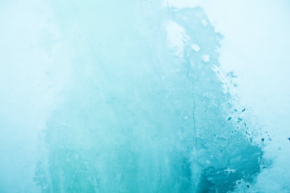 북해의 푸른 얼음속에서 반짝이는 겨울 여행 옷차림 caption=