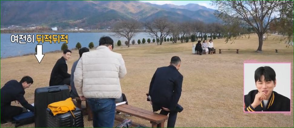 뒤적