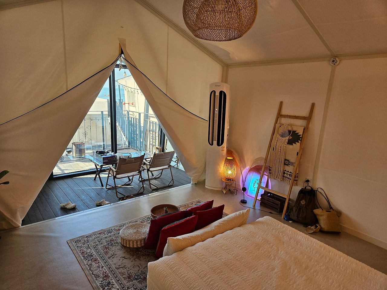 텐트-안-깔끔한-숙소의-모습