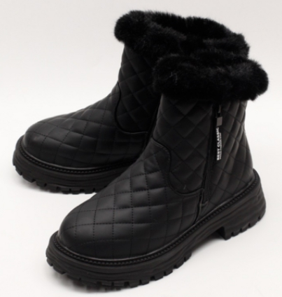 겨울 여행 시 필수 아이템 털 부츠