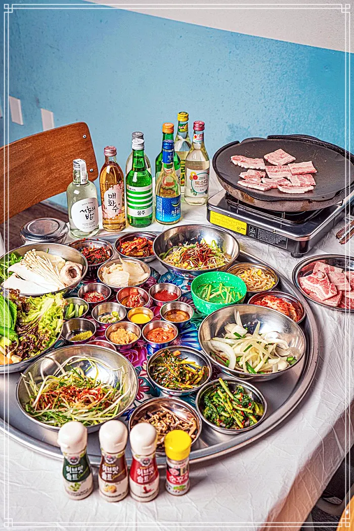 생방송 오늘저녁 수원 인계동 수십가지 반찬, 레트로 옛날 학교 교실 분위기, 냉동 삼겹살 맛집