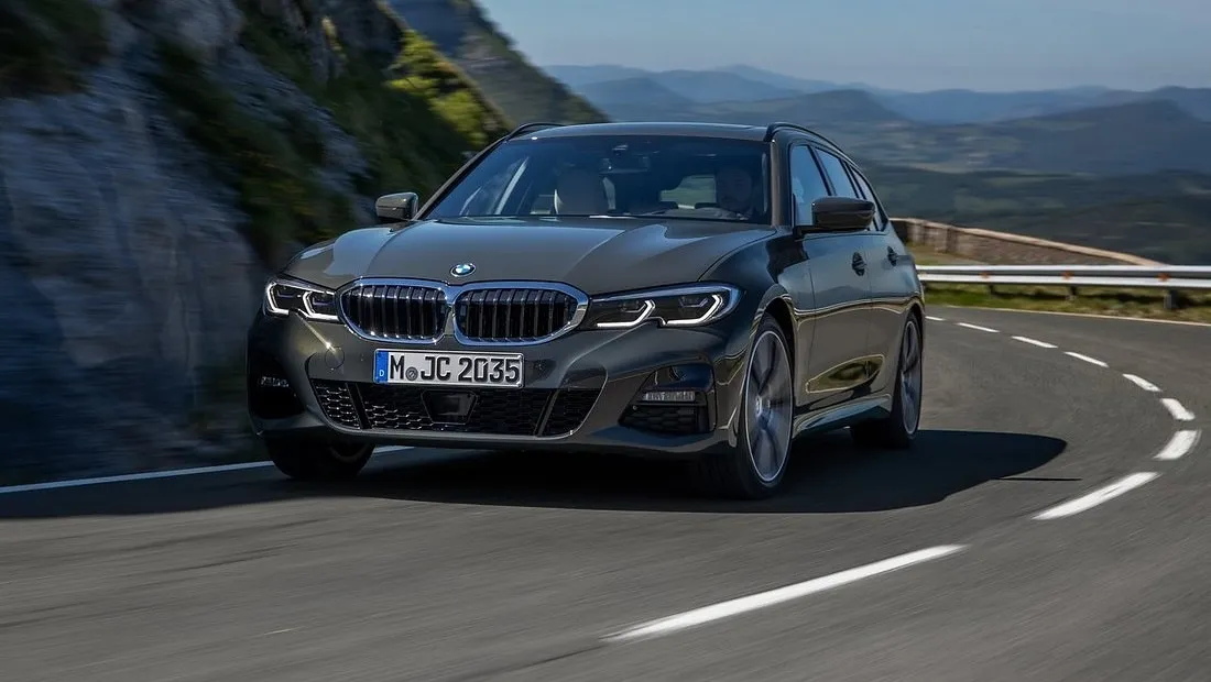 BMW 320i 3시리즈 투어링 가격 실구매가 모의견적 제원 옵션 카탈로그 외관 디자인 내부 색상 디자인 인테리어 편의사양 안전사양 총정리