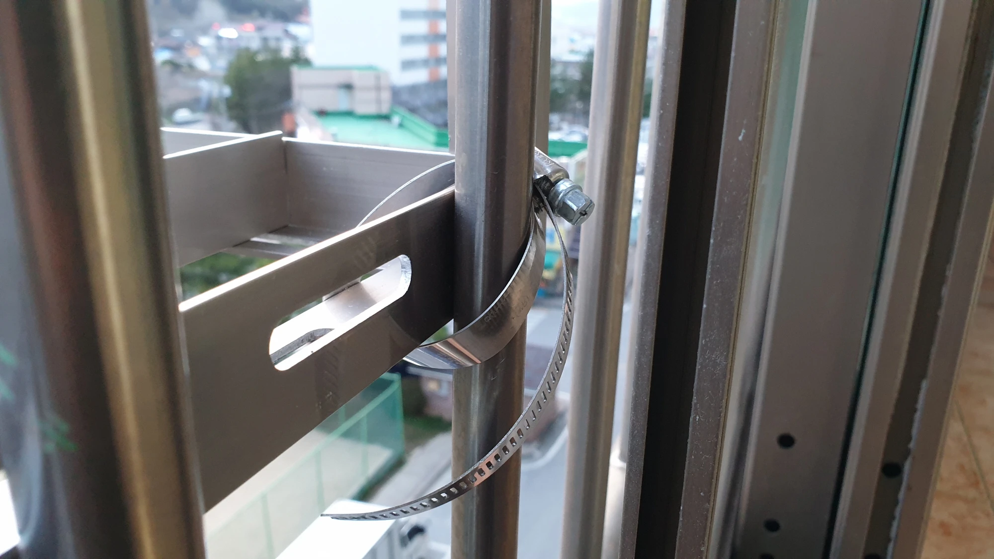 에어컨 실외기 거치대 아래쪽 고정 모습