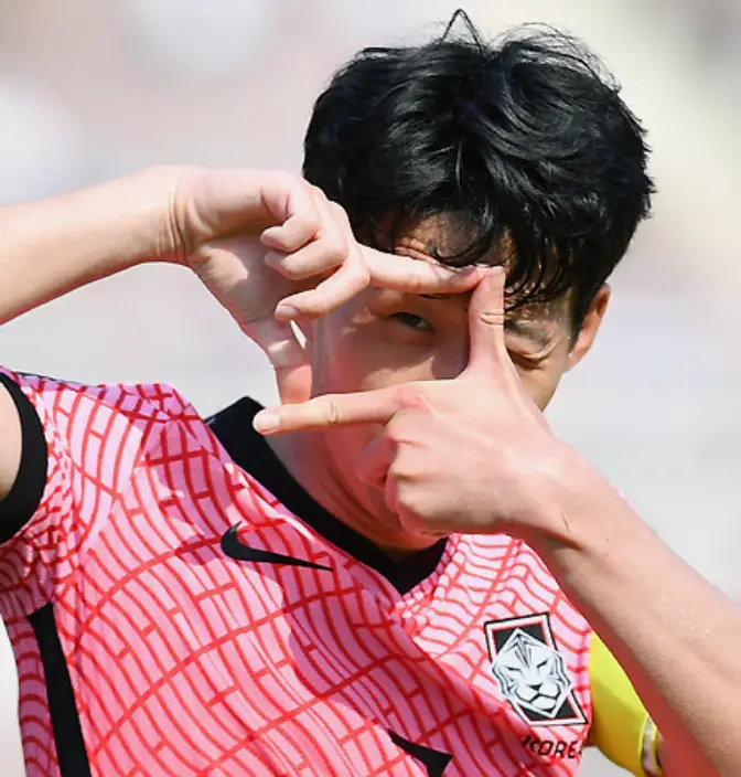 붉은 유니폼 두손으로 사진 세레머니를 하는 손흥민