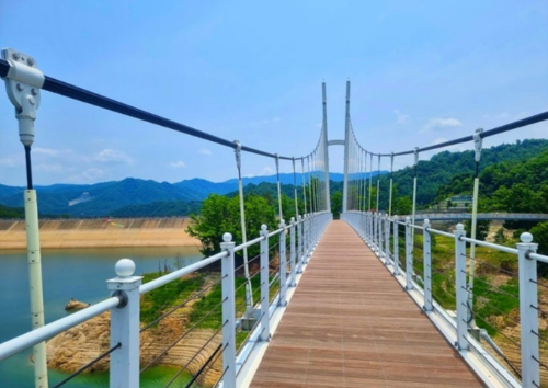 김천 부항댐 출렁다리 사진